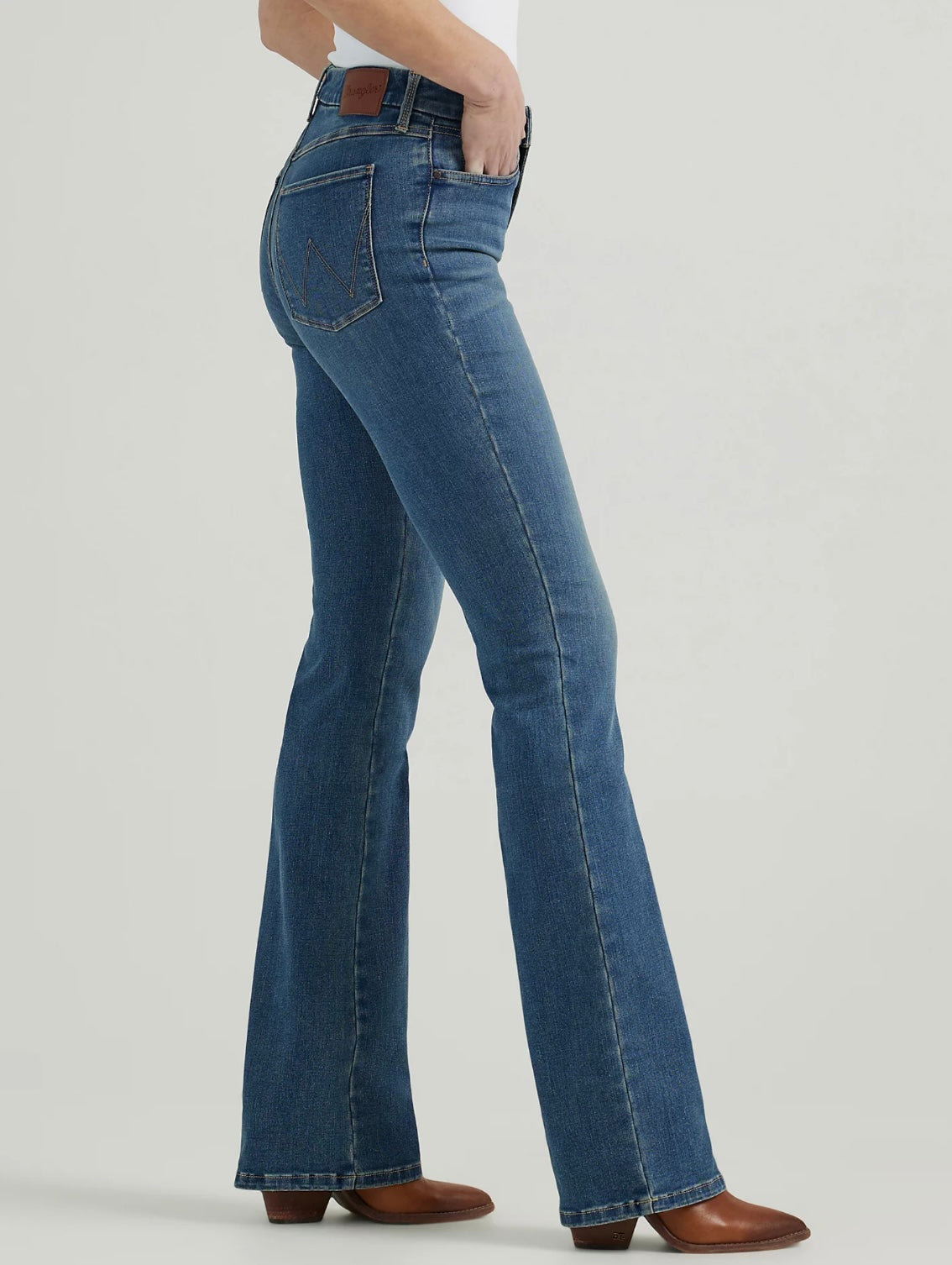 PANTALONES VAQUEROS WRANGLER DE TIRO ALTO A MEDIDA PARA MUJER CON CORTE DE BOTA-ADA
