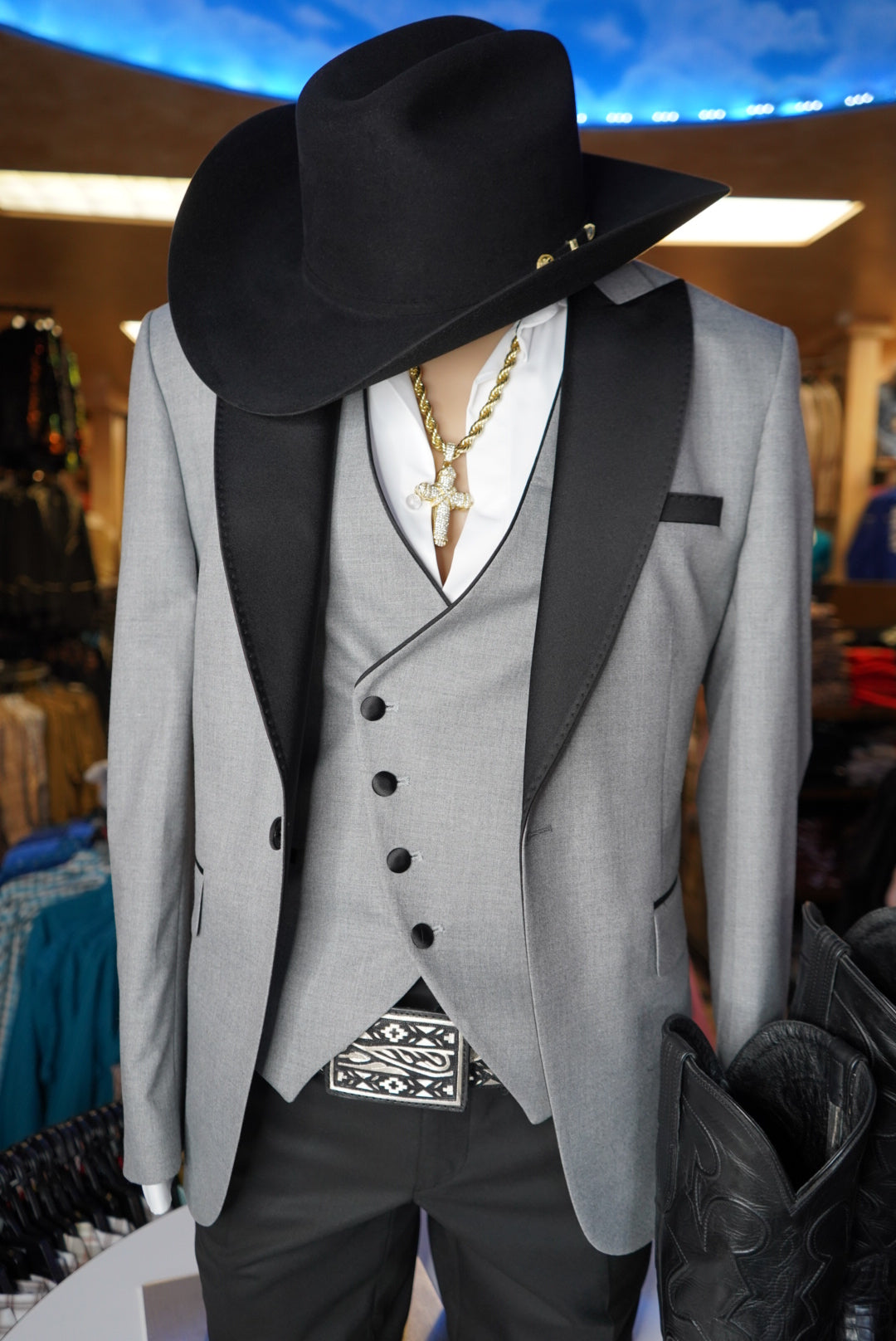 Conjunto de traje de tres piezas para hombre de prestigio: edición de lujo en gris y negro.