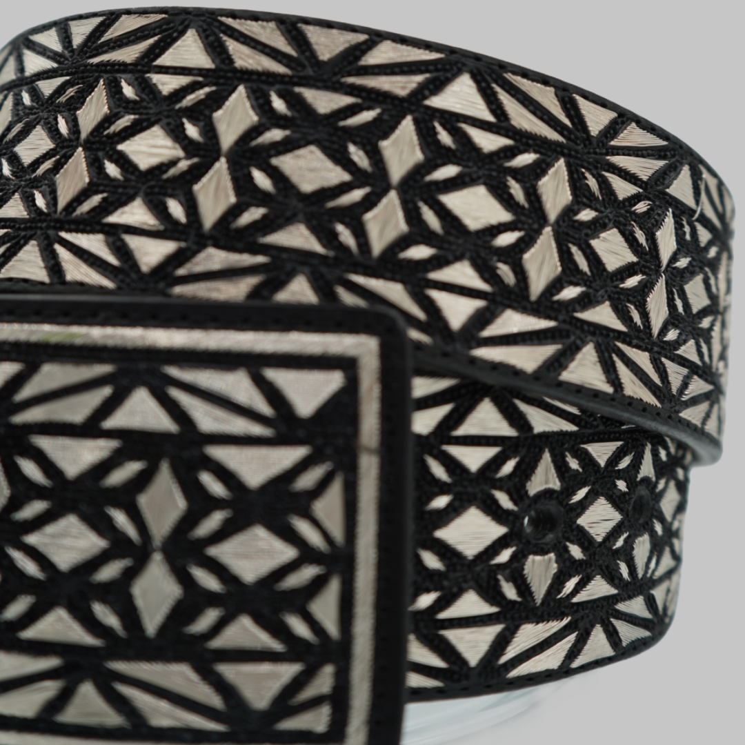 Cinto Plateado de Lujo – Diseño Exclusivo