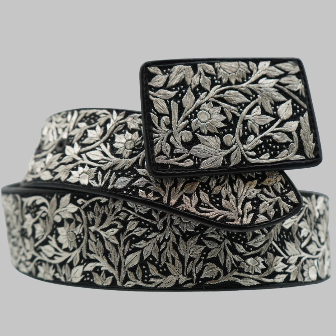 Cinto Plateado de Lujo – Flores Diseño Exclusivo