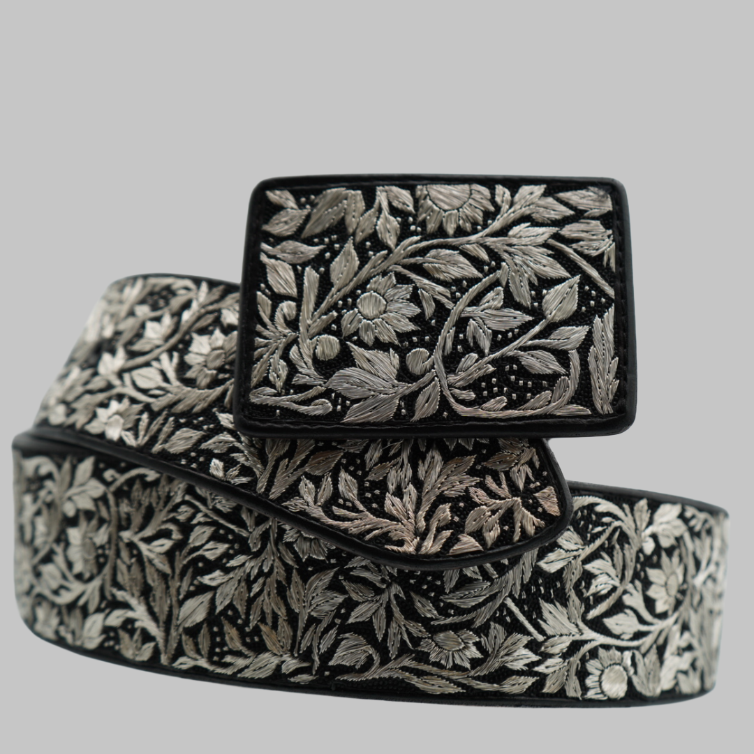 Cinto Plateado de Lujo – Flores Diseño Exclusivo
