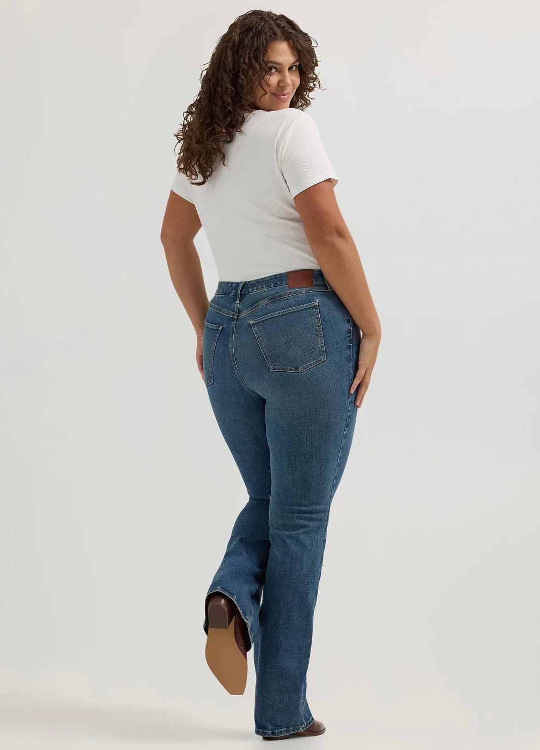 PANTALONES VAQUEROS WRANGLER DE TIRO ALTO A MEDIDA PARA MUJER CON CORTE DE BOTA-ADA