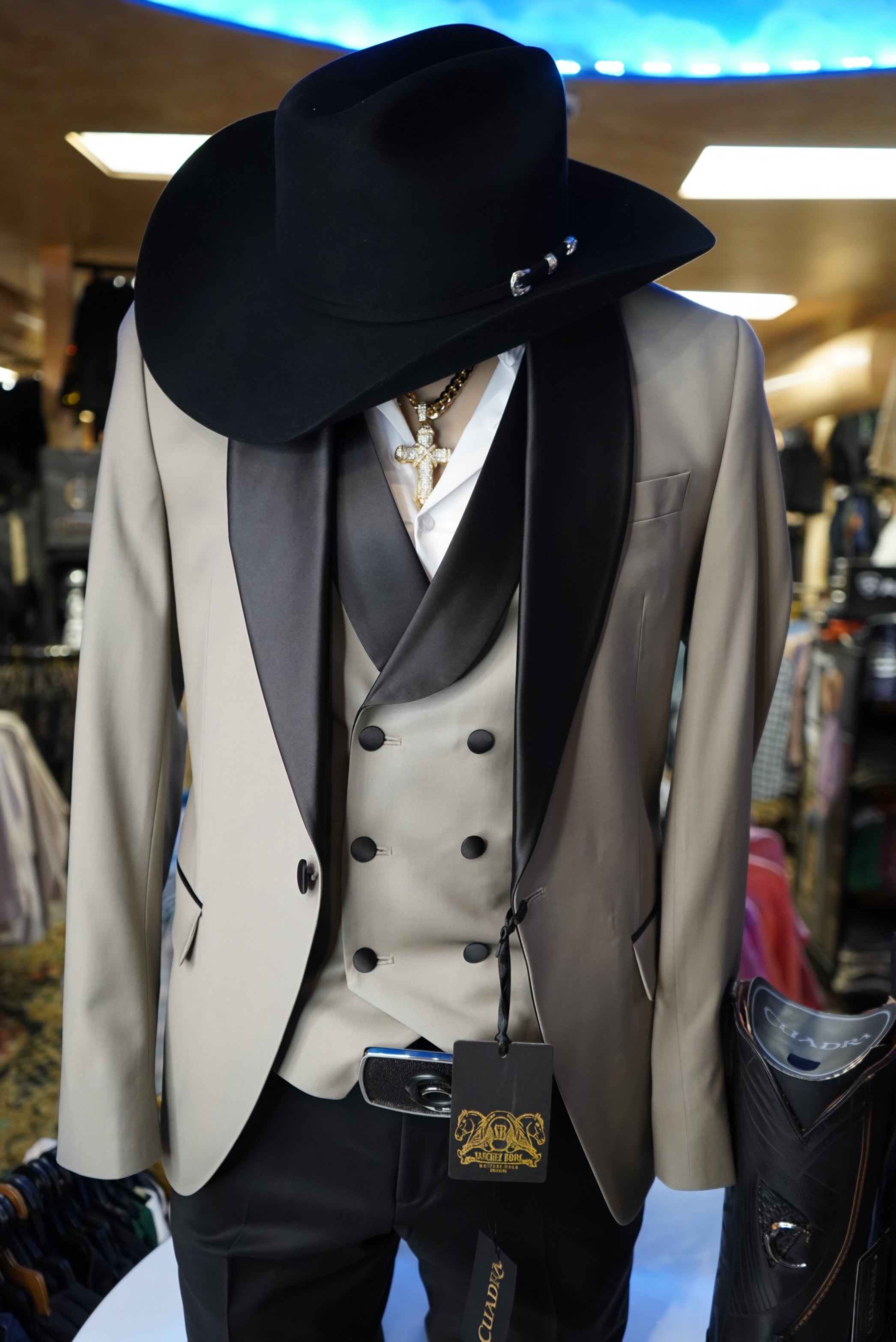 Traje de tres piezas de lana de lujo en color topo-bronce con solapas de satén