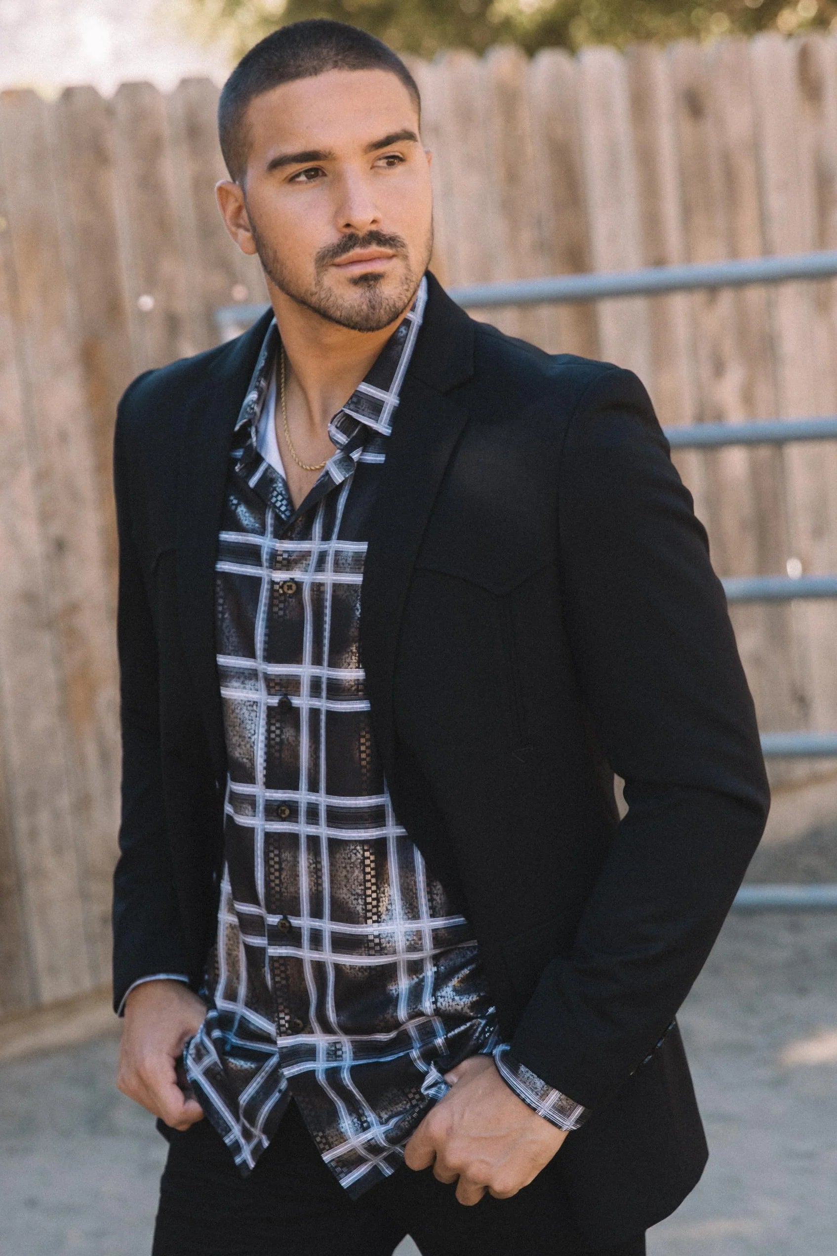 Blazer negro estilo western con dos botones para hombre